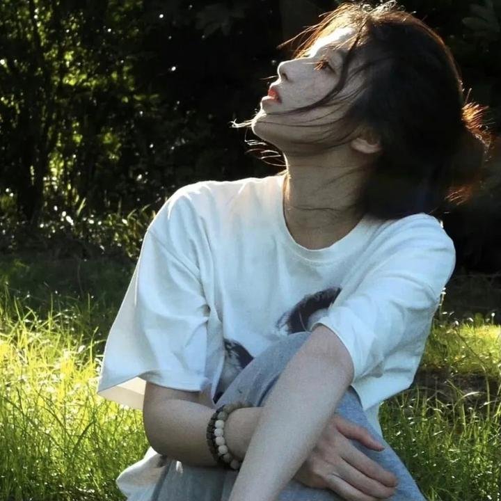 她的双眼背后